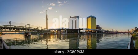 Tokyo, Giappone - 26 Ottobre 2017 : Tokyo Giappone, skyline della città panoramica all'alba sul fiume Sumida e Sky Tree Foto Stock