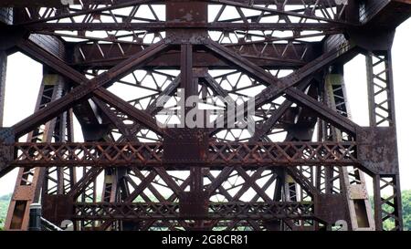 Una vista ad angolo basso di un vecchio ponte ferroviario Foto Stock