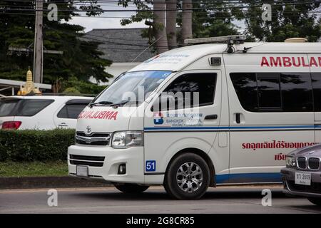 Chiangmai, Thailandia - Giugno 29 2021: Ambulanza van dell'ospedale di Bangkok. Foto sulla strada n.121 a circa 8 km dal centro di Chiangmai, thailandia. Foto Stock