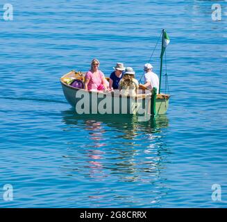 Birra, East Devon; 19 luglio 2021. Regno Unito Meteo: I vacanzieri godono del sole glorioso rilassarsi sulla spiaggia e rinfrescarsi nel mare blu presso il grazioso villaggio di pescatori e di mare di Beer, East Devon. Credit: Celia McMahon/Alamy Live News Foto Stock