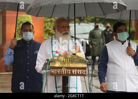 Nuova Delhi, India. 19 luglio 2021. Il primo ministro indiano Narendra modi ha un ombrello mentre parla ai media il primo giorno della sessione monsona del Parlamento 2021 presso la Camera del Parlamento. La sesta sessione della 17a Lok Sabha inizia dal 19 luglio 2021 al 13 agosto 2021 seguendo i protocolli Covid-19. Oltre 400 deputati e più di 200 collaboratori sono già stati vaccinati in vista della sessione monsona, sia in casa (Lok Sabha e Rajya Sabha). Credit: SOPA Images Limited/Alamy Live News Foto Stock