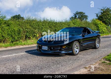 2001 nero Pontiac Trans Am 5700cc benzina cabrio in viaggio per Capesthorne Hall Classic luglio mostra auto, Cheshire, Regno Unito Foto Stock