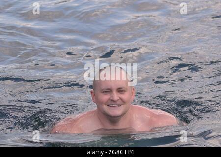 Salford, Greater Manchester, Regno Unito. 19 luglio 2021. Il nuotatore adolescente muore a Salford Quays. Uomo che nuota. Emergency Services ha recuperato il corpo di un uomo di 19 anni dall'acqua a Salford Quays, Salford, Greater Manchester, Regno Unito, il 18 luglio; 2021, alle 19.40. La ricerca ha richiesto tre ore. Durante quel giorno molti nuotatori si tuffavano in acqua. Man nuoto, Salford Quays, 19 luglio 2021. L'uomo morto in acqua a Salford Quays è stato chiamato Ngapee Merenga. Credit: Terry Waller/Alamy Live News Foto Stock