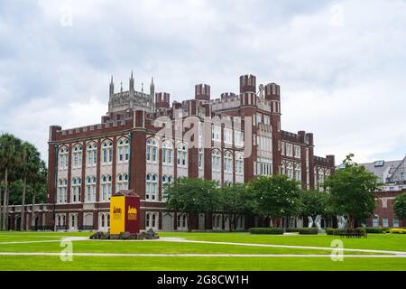 NEW ORLEANS, LA, Stati Uniti d'America - 17 LUGLIO 2021: Vista posteriore dell'edificio e del cartello dell'amministrazione dell'Università di Loyola Foto Stock