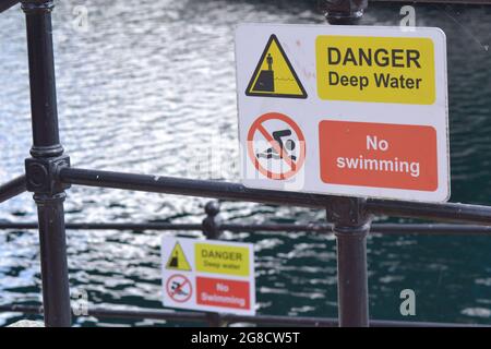 Salford, Greater Manchester, Regno Unito. 19 luglio 2021. Il nuotatore adolescente muore a Salford Quays. Emergency Services ha recuperato il corpo di un uomo di 19 anni dall'acqua a Salford Quays, Salford, Greater Manchester, Regno Unito, il 18 luglio; 2021, alle 19.40. La ricerca ha richiesto tre ore. Durante quel giorno molti nuotatori si tuffavano in acqua. Ci sono molti 'Danger Deep Water No Swimming' avvisi a Salford Quays. L'uomo morto in acqua a Salford Quays è stato chiamato Ngapee Merenga. Credit: Terry Waller/Alamy Live News Foto Stock