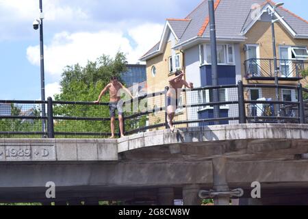 Salford, Greater Manchester, Regno Unito. 19 luglio 2021. Il nuotatore adolescente muore a Salford Quays. Emergency Services ha recuperato il corpo di un uomo di 19 anni dall'acqua a Salford Quays, Salford, Greater Manchester, Regno Unito, il 18 luglio; 2021, alle 19.40. Durante quel giorno molti nuotatori si tuffavano in acqua. Teenage boy (Michael) si immerge a Salford Quays, 19 luglio 2021. L'uomo morto in acqua a Salford Quays è stato chiamato Ngapee Merenga. Credit: Terry Waller/Alamy Live News Foto Stock