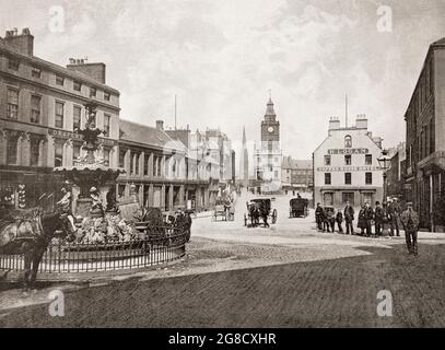 Una vista di fine del 19 ° secolo della High Street con la torre del municipio a Dumfries, una città di mercato e l'ex reale burgh all'interno del Dumfries e Galloway consiglio zona della Scozia. Chiamata la "Regina del Sud" da David Dunbar nel 1857, un poeta locale, che si trovava alle elezioni generali. Robert Burns si trasferì a Dumfries nel 1791, dove viveva fino alla sua morte nel 1796. Foto Stock