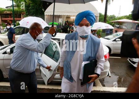 Hardeep Singh Puri, Ministro dell'Unione indiana per il petrolio e il gas naturale, e Ministro dell'edilizia abitativa e degli affari urbani, arriva il giorno di apertura della sessione monsona alla Camera del Parlamento di Nuova Delhi. Foto Stock