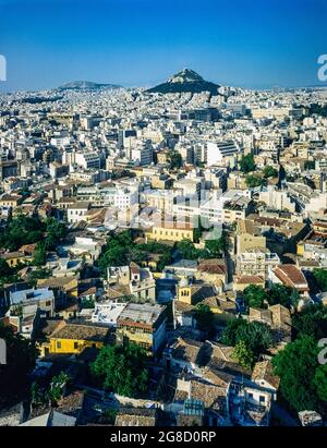 Panoramica della città di Atene, Monte Lycabettus in lontananza, Grecia, Europa, Foto Stock