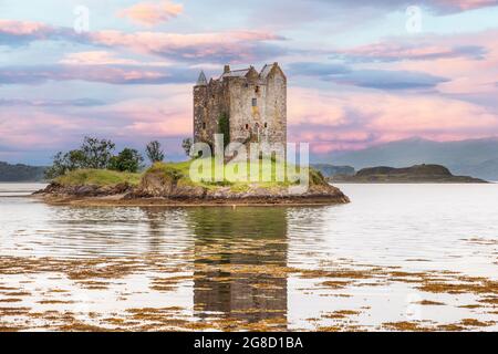 Castello Stalker, un castello marino costruito su una piccola isola rocciosa in Loch Laich una piccola insenatura al largo di Loch Linnhe vicino a Port Appin, Argyll Scozia, Regno Unito Foto Stock