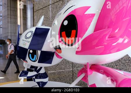 Tokyo, Giappone. 16 luglio 2021. Personaggi ufficiali dei Giochi Olimpici e Paralimpici del 2020 esposti presso l'edificio del Governo Metropolitano di Tokyo. (Credit Image: © James Matsumoto/SOPA Images via ZUMA Press Wire) Foto Stock