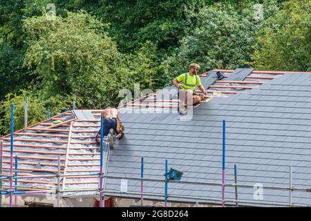 Roofer al lavoro Foto Stock