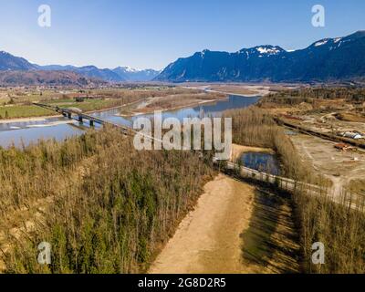 Vista panoramica del ponte autostradale Rosedale Agassiz e del monte Cheam sul retro. Foto Stock