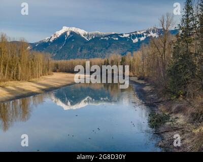 Fraser River vicino al parco provinciale Ferry Island con il monte Cheam sullo sfondo. Foto Stock