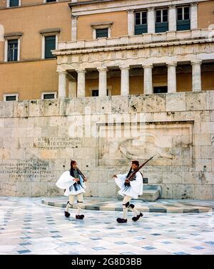 Atene, le guardie presidenziali di Evzones montano la guardia alla tomba del monumento soldato sconosciuto, edificio del Parlamento greco di Vouli, Grecia, Europa, Foto Stock