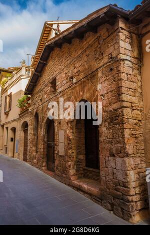 San Biagio (San Biagio) antiche arcate medievali nel centro storico di Spello Foto Stock