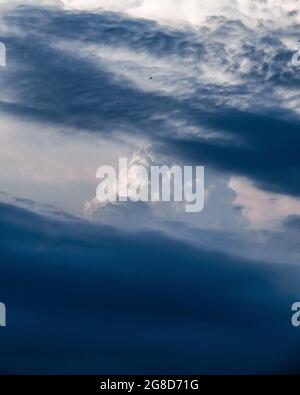 Nuvole di cotone durante la stagione delle piogge in india Foto Stock