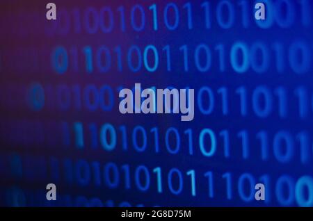 numero binario, computer su sfondo blu concetto di schermo, internet e tecnologia informatica Foto Stock
