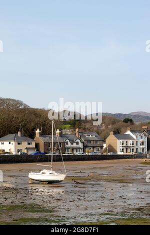 Borth y Gest, Porthmadog, Galles. Paesaggio marino. Piccole barche sulla spiaggia a bassa marea in un incantevole villaggio costiero. Scatto verticale, spazio di copia. Foto Stock