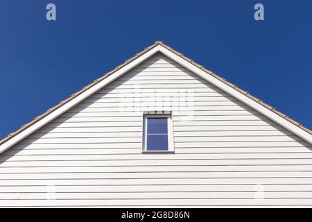 Elevazione laterale che mostra l'apice di un tetto su una nuova costruzione di casa. REGNO UNITO Foto Stock