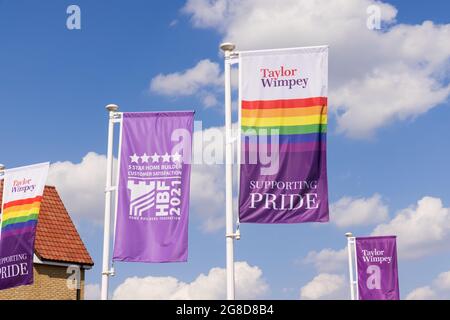 Taylor Wimpey bandiera di pubblicità che sostiene Pride ad un nuovo sviluppo di alloggi. REGNO UNITO Foto Stock