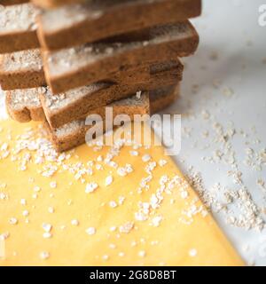 Pane bianco puro con fiocchi su fondo giallo e bianco Foto Stock