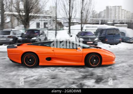 Kiev, Ucraina - 3 gennaio 2013: Arancione Jaguar XJ220. Vettura Jaguar in movimento Foto Stock