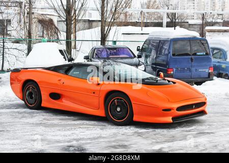 Kiev, Ucraina - 3 gennaio 2013: Arancione Jaguar XJ220. Vettura Jaguar in movimento Foto Stock