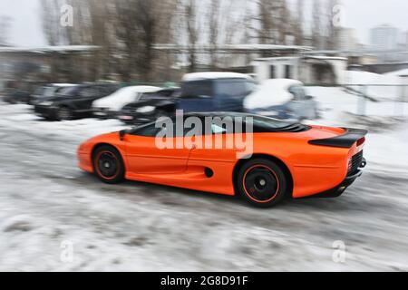 Kiev, Ucraina - 3 gennaio 2013: Arancione Jaguar XJ220. Vettura Jaguar in movimento Foto Stock