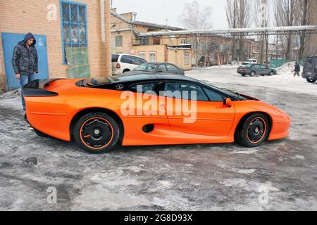 Kiev, Ucraina - 3 gennaio 2013: Arancione Jaguar XJ220. Vettura Jaguar in movimento Foto Stock