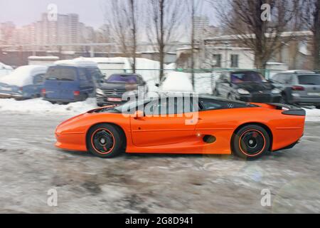 Kiev, Ucraina - 3 gennaio 2013: Arancione Jaguar XJ220. Vettura Jaguar in movimento Foto Stock