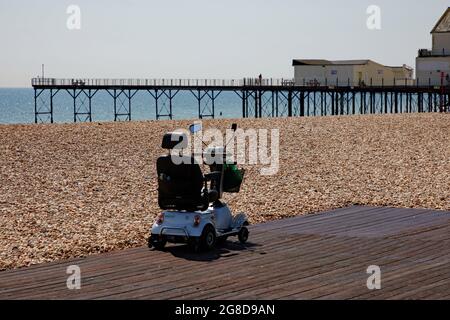 Bognor Regis, Regno Unito. 19 luglio 2021. Scooter mobile visto parcheggiato vicino alla spiaggia e al molo di Bognor Regis. Credit: Joe Kuis / Alamy Reportage Foto Stock