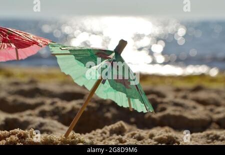 Piccoli ombrelloni in carta per cocktail stand Foto Stock