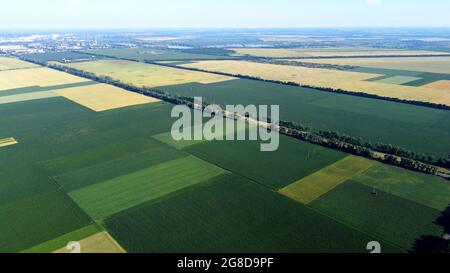 Vista aerea dei droni volo su diversi campi agricoli seminato Foto Stock