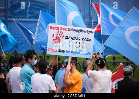 Ottawa, Canada. 19 luglio 2021. Protesta contro il genocidio dei musulmani di Uyghur perpetrato dall'attuale regime cinese di fronte al Parlamento canadese. Chiede azioni concrete da parte del governo canadese e boicottaggio delle Olimpiadi invernali del 2022 a Pechino. Credit: Meanderingemu/Alamy Live News Foto Stock