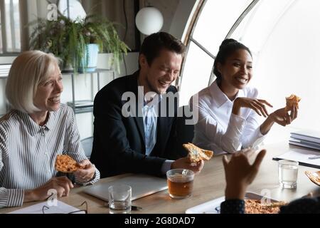 Il team di lavoro dei lavoratori felici si rilassa durante la pausa pranzo Foto Stock