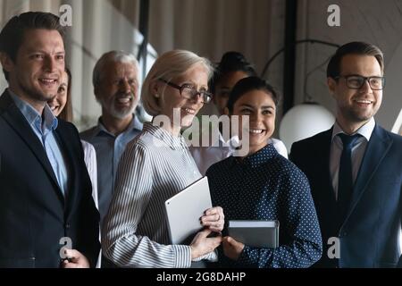 Ritratto di gruppo di dipendenti felici e diversi, lavoratori di diverse età Foto Stock