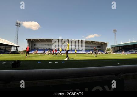 OLDHAM, REGNO UNITO. 17 LUGLIO una visione generale del riscaldamento del giocatore durante la partita pre-stagione amichevole tra Oldham Athletic e Wigan Athletic a Boundary Park, Oldham Sabato 17 luglio 2021. (Credit: Eddie Garvey | MI News) Credit: MI News & Sport /Alamy Live News Foto Stock