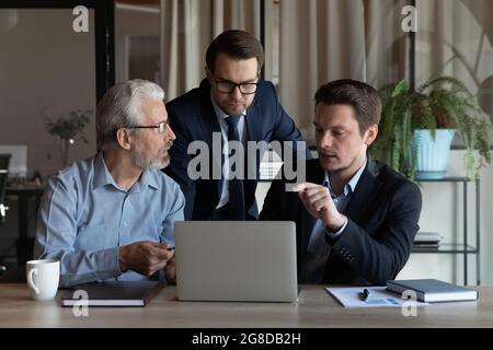 Il team aziendale maschile lavora insieme al progetto, al meeting e alla conversazione Foto Stock