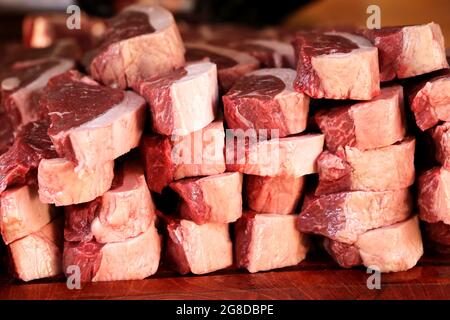 Picanha grezzo. Barbecue tradizionale Steak in Brasile. Fette di Picanha. Vista dall'alto. Foto Stock