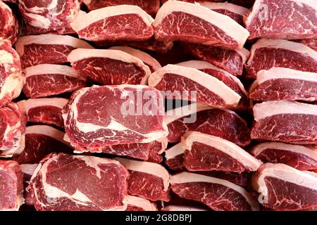 Picanha grezzo. Barbecue tradizionale Steak in Brasile. Fette di Picanha. Vista dall'alto. Foto Stock