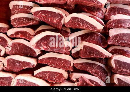 Picanha grezzo. Barbecue tradizionale Steak in Brasile. Fette di Picanha. Vista dall'alto. Foto Stock