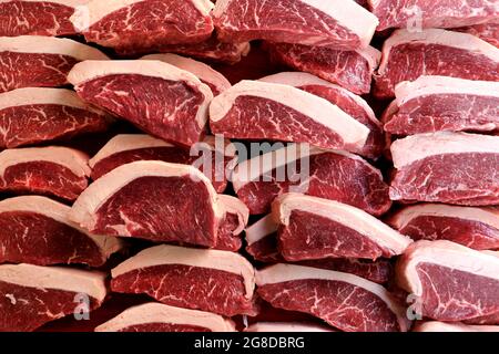 Picanha grezzo. Barbecue tradizionale Steak in Brasile. Fette di Picanha. Vista dall'alto. Foto Stock