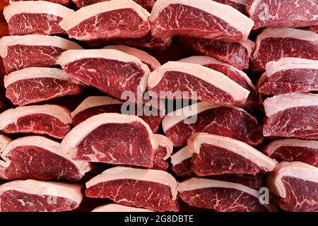 Picanha grezzo. Barbecue tradizionale Steak in Brasile. Fette di Picanha. Vista dall'alto. Foto Stock