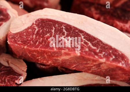 Picanha grezzo. Barbecue tradizionale Steak in Brasile. Fette di Picanha. Vista dall'alto. Foto Stock