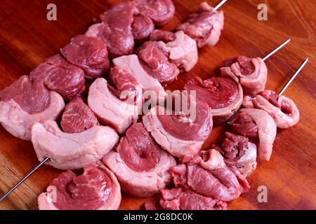 Picanha grezzo. Barbecue tradizionale Steak in Brasile. Fette di Picanha. Vista dall'alto. Foto Stock