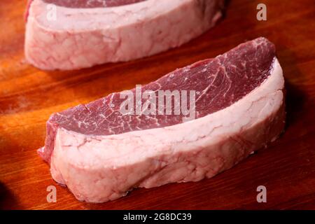 Picanha grezzo. Barbecue tradizionale Steak in Brasile. Fette di Picanha. Vista dall'alto. Foto Stock