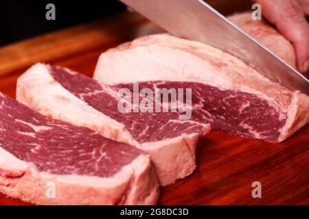 Picanha grezzo. Barbecue tradizionale Steak in Brasile. Fette di Picanha. Vista dall'alto. Foto Stock