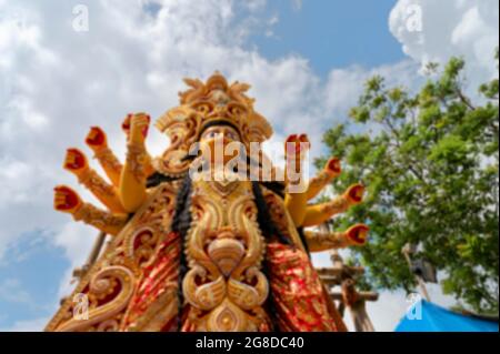 Immagine sfocata di Vijayadashami, Dea durga idol è in fase di preparazione per l'immersione. Cielo blu con nuvole bianche sfondo autunnale. Foto Stock