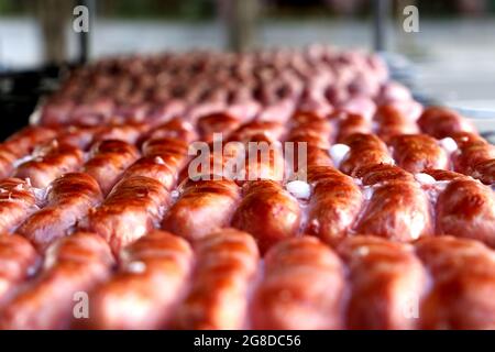 Molti spiedini di salsiccia sul barbecue brasiliano. Foto Stock